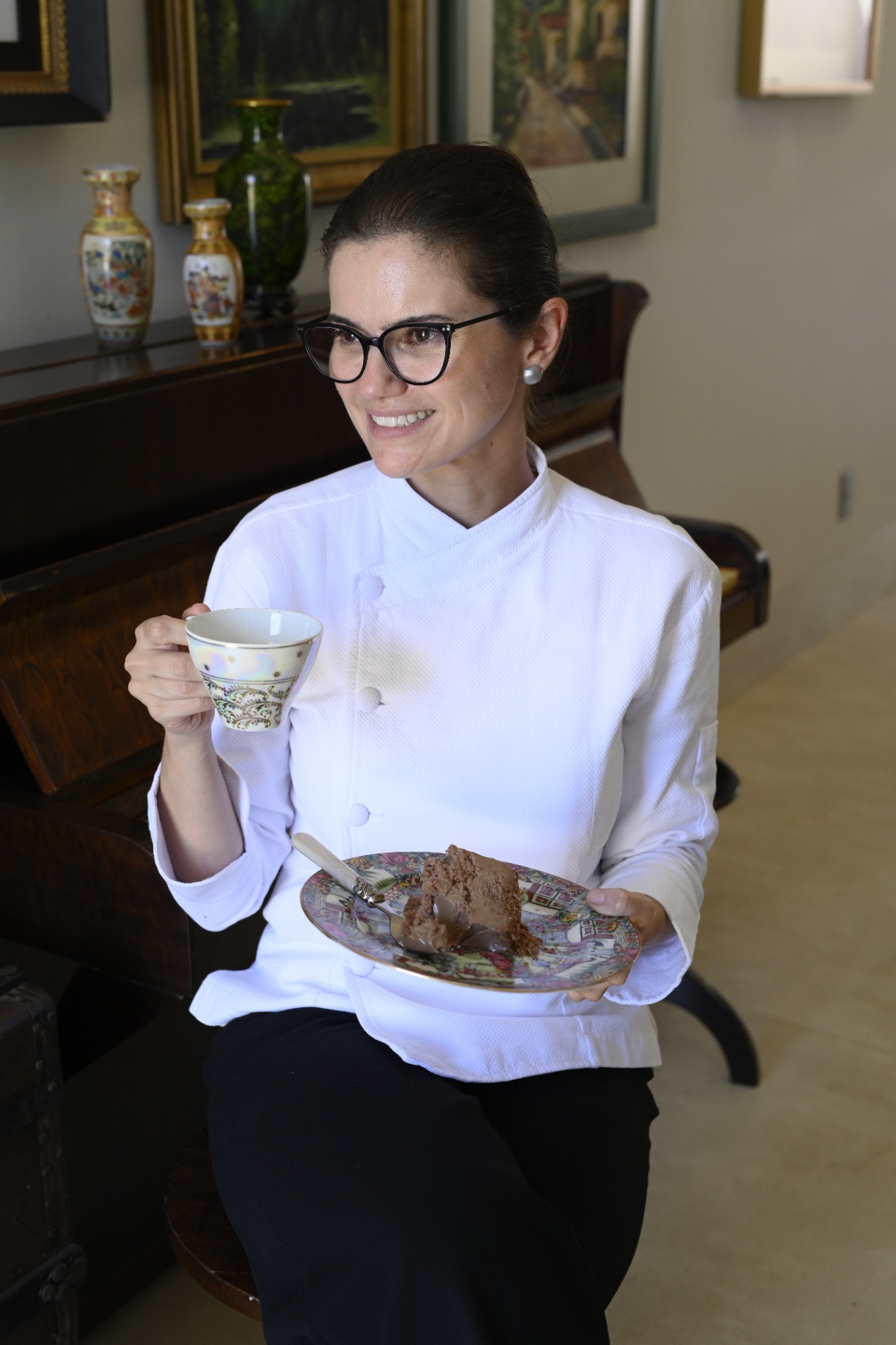 Chef Bárbara com café e bolo de chocolate